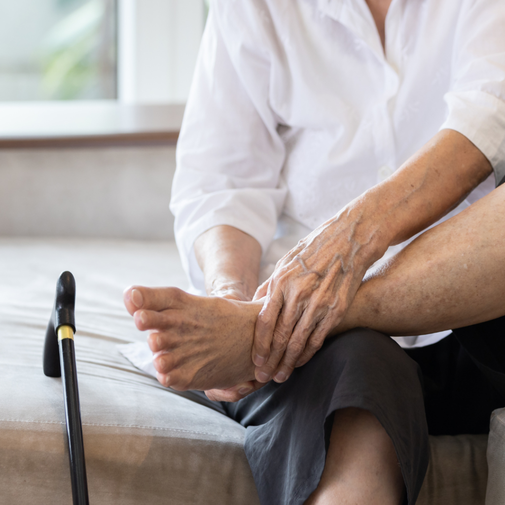 A podogeriatria é uma área especializada no cuidado dos pés de idosos, considerando as necessidades específicas que surgem com o envelhecimento e condições médicas relacionadas à idade. Esse cuidado personalizado ajuda a prevenir problemas, tratar desconfortos e manter a saúde dos pés, essencial para a qualidade de vida na terceira idade.