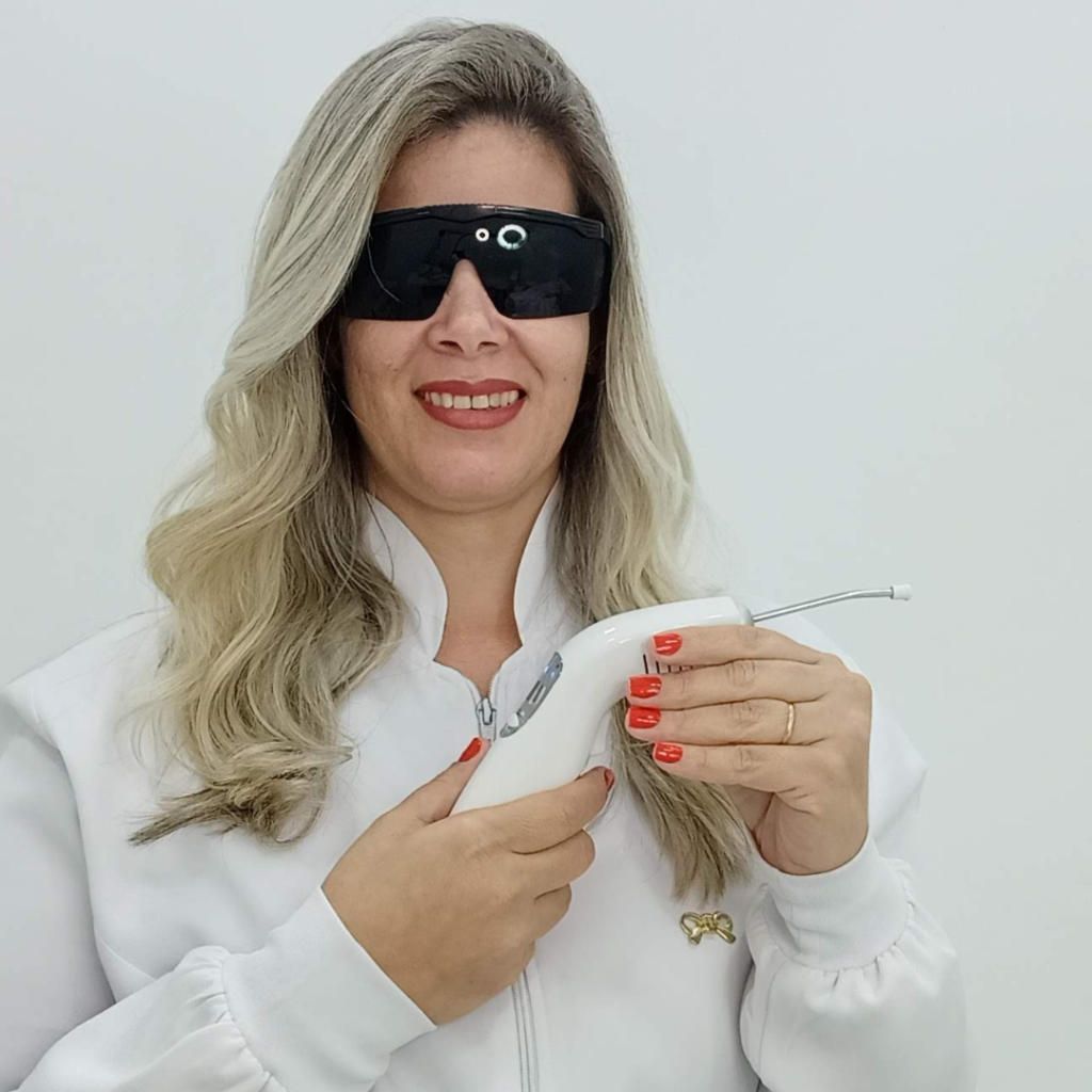 A laserterapia para pés é uma técnica avançada que utiliza lasers de baixa intensidade para tratar diversas condições, como unhas encravadas, inflamações e dores nos pés, promovendo alívio e recuperação eficiente.